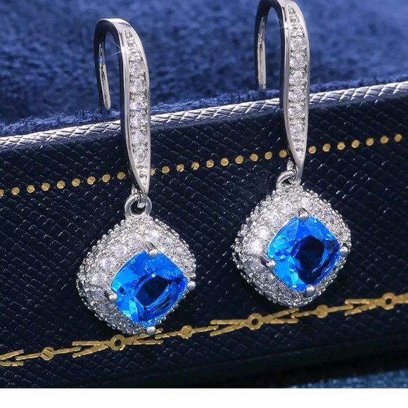 - Gorgeous Sea Blue Crystal Drop Earrings.. 925 Filled - Picture 1 of 10